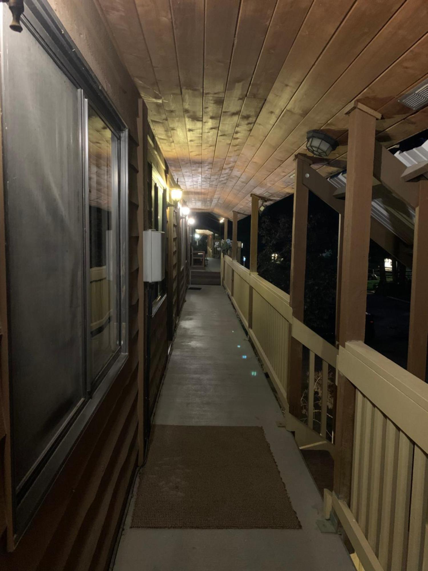 Motel Bavaria Radium Hot Springs Zewnętrze zdjęcie